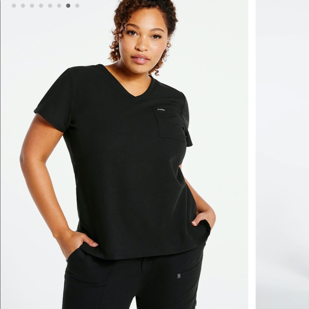 Jaanuu 3-pocket V-neck scrub top (black)